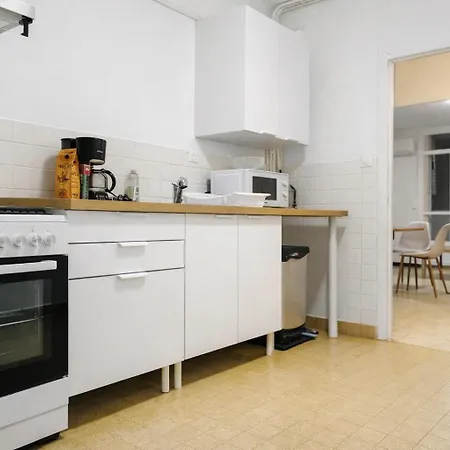 Spacious And Bright Near 3beds Ac Quiet With Garden Near