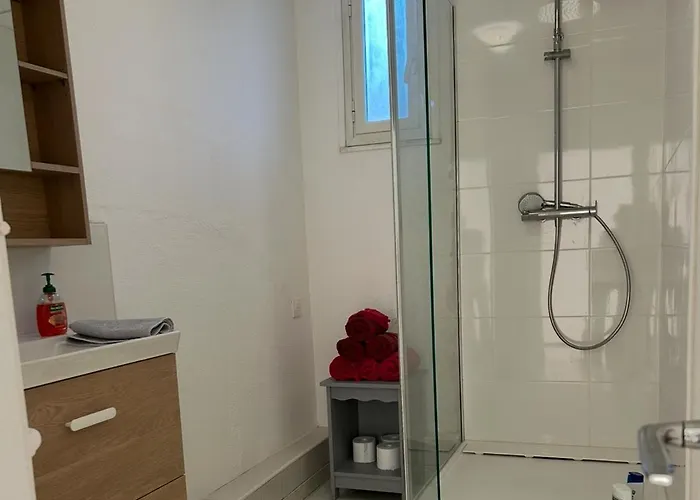 Appartement 3 Lits Proche De Commerces Et Avec Clim